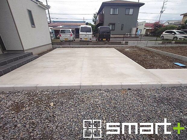 ~ゆとりあるカースペース~ ・セカンドカーや来客時にも困らないカースペース2台分は並列駐車可能でお車の出し入れもラクラク。 ・自転車やバイク、物置などもおける余裕の広さです。