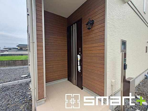 ～お住まいの顔「玄関」～ ・玄関ドアの上にはもちろん軒がございますので、雨の日でも濡れずに鍵の開閉が可能です。 ・鍵は防犯性に優れたディンプルキーを採用。 