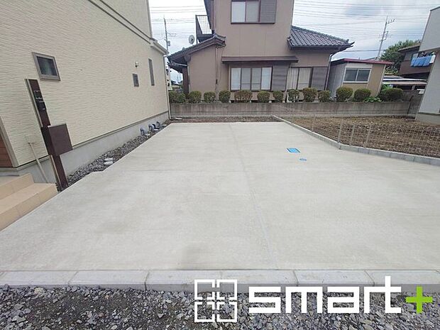 ～ゆとりあるカースペース～ ・セカンドカーや来客時にも困らないカースペース2台分は並列駐車可能でお車の出し入れもラクラク。 ・自転車やバイク、物置などもおける余裕の広さです。