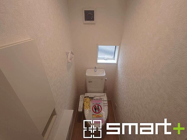 ～窓付きの明るいトイレ～ ・使用後や掃除の際に窓を開ければ、外からの新鮮な空気を取り込み素早く換気ができます。 ・埋め込み収納付きでストックや掃除用具もスッキリ片付きますね。