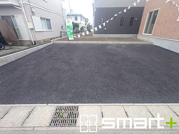 ～ゆとりあるカースペース～ ・セカンドカーや来客時にも困らないカースペース2台分は並列駐車可能でお車の出し入れもラクラク。 ・自転車やバイク、物置などもおける余裕の広さです。