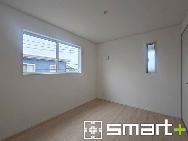 ～2面採光の明るいお部屋～ ・洋室は2面採光とする事で穏やかな陽の入る明るい空間となっております。 ・くつろぎのプライベート時間を明るい空間で穏やかにお過ごしいただけます。 