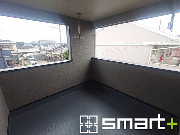 ~屋根付きのバルコニー~ ・バルコニーは屋根付きなので急な雨でも安心です。 ・奥行きもあるので洗濯物が干しやすいのも嬉しいポイントですね。
