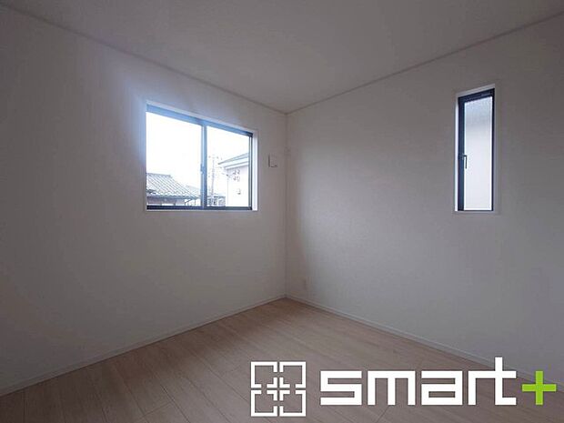 ~2面採光の明るいお部屋~ ・洋室は2面採光とする事で穏やかな陽の入る明るい空間となっております。 ・くつろぎのプライベート時間を明るい空間で穏やかにお過ごしいただけます。