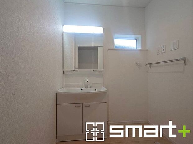 ~シャワー付き洗面台を採用~ ・洗面台の蛇口がホースで伸びシャワーとしてご利用可能。 ・朝の寝ぐせ直しなどにシャワーを使いたい時、洗面台の掃除をする際にも便利にお使いいただけます。