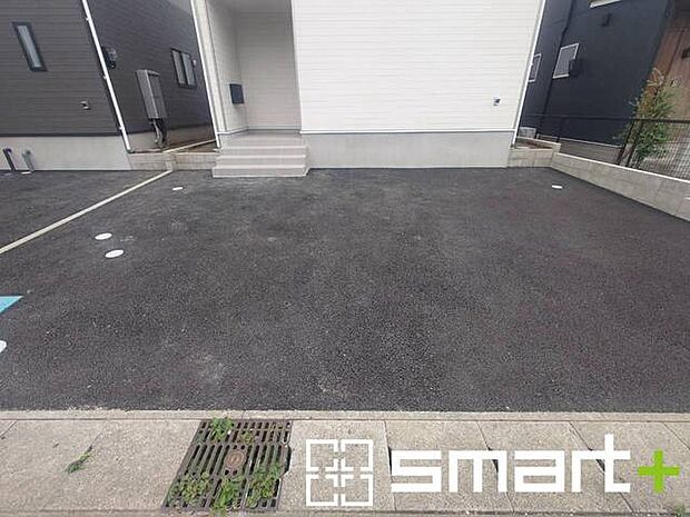~ゆとりあるカースペース~ ・セカンドカーや来客時にも困らないカースペース2台分は並列駐車可能でお車の出し入れもラクラク。 ・自転車やバイク、物置などもおける余裕の広さです。
