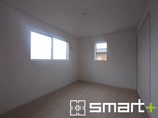 ~2面採光の明るいお部屋~ ・洋室は2面採光とする事で穏やかな陽の入る明るい空間となっております。 ・くつろぎのプライベート時間を明るい空間で穏やかにお過ごしいただけます。