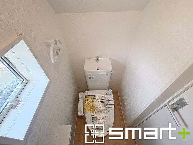 ～窓付きの明るいトイレ～ ・使用後や掃除の際に窓を開ければ、外からの新鮮な空気を取り込み素早く換気ができます。 ・埋め込み収納付きでストックや掃除用具もスッキリ片付きますね。 