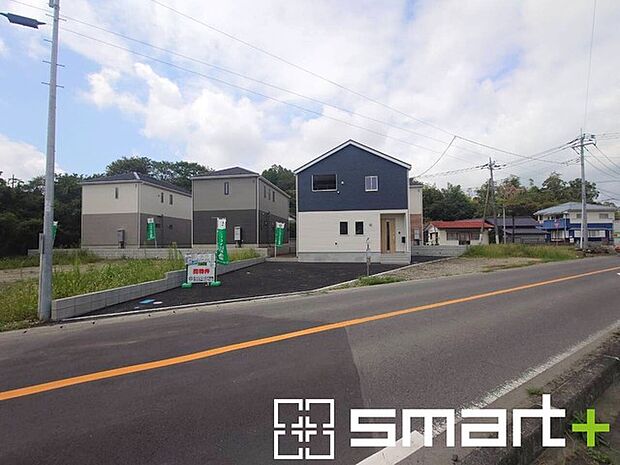 ～閑静な住宅街の立地～ ・周辺は閑静な住宅街となっておりますので、静かな暮らしをご実現いただけます。 ・前面道路の交通量も多くないので、小さなお子様がいるご家庭でもご安心ですね。 
