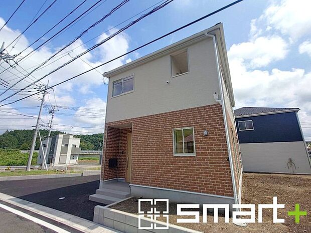 ～閑静な住宅街の立地～ ・周辺は閑静な住宅街となっておりますので、静かな暮らしをご実現いただけます。 ・前面道路の交通量も多くないので、小さなお子様がいるご家庭でもご安心ですね。 