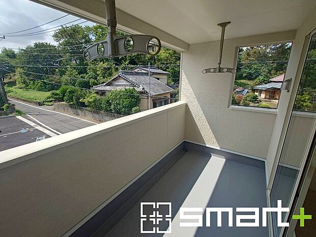 ～屋根付きのバルコニー～ ・バルコニーは屋根付きなので急な雨でも安心です。 ・奥行きもあるので洗濯物が干しやすいのも嬉しいポイントですね。 