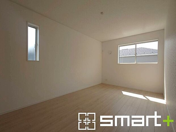 ～2面採光の明るいお部屋～ ・洋室は2面採光とする事で穏やかな陽の入る明るい空間となっております。 ・くつろぎのプライベート時間を明るい空間で穏やかにお過ごしいただけます。 