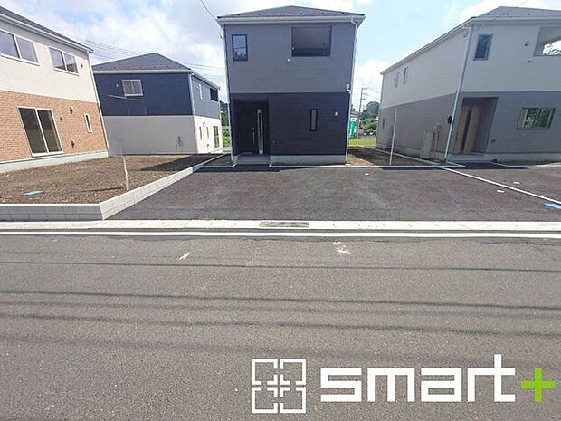 ~閑静な住宅街の立地~ ・周辺は閑静な住宅街となっておりますので、静かな暮らしをご実現いただけます。 ・前面道路の交通量も多くないので、小さなお子様がいるご家庭でもご安心ですね。