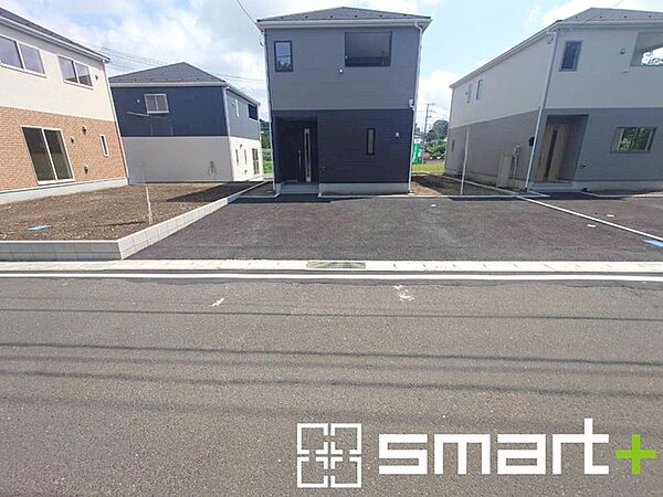 ～閑静な住宅街の立地～ ・周辺は閑静な住宅街となっておりますので、静かな暮らしをご実現いただけます。 ・前面道路の交通量も多くないので、小さなお子様がいるご家庭でもご安心ですね。