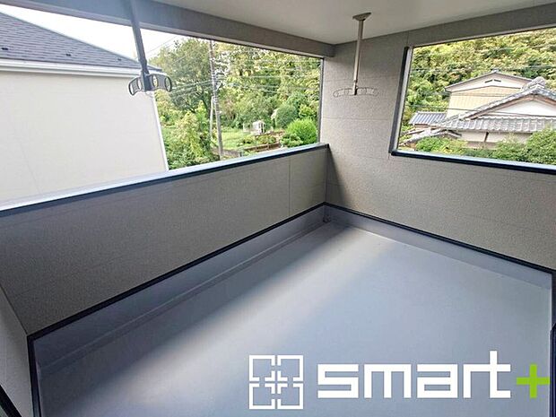 ~屋根付きのバルコニー~ ・バルコニーは屋根付きなので急な雨でも安心です。 ・奥行きもあるので洗濯物が干しやすいのも嬉しいポイントですね。