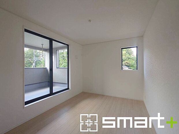 ~2面採光の明るいお部屋~ ・洋室は2面採光とする事で穏やかな陽の入る明るい空間となっております。 ・くつろぎのプライベート時間を明るい空間で穏やかにお過ごしいただけます。