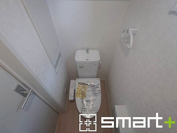 ~埋め込み収納でトイレをスッキリ~ ・壁の厚さを利用して収納を埋め込みました。 ・床に収納を置かなくていいので床掃除も楽々です。