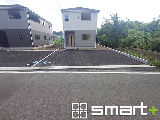 ~閑静な住宅街の立地~ ・周辺は閑静な住宅街となっておりますので、静かな暮らしをご実現いただけます。 ・前面道路の交通量も多くないので、小さなお子様がいるご家庭でもご安心ですね。