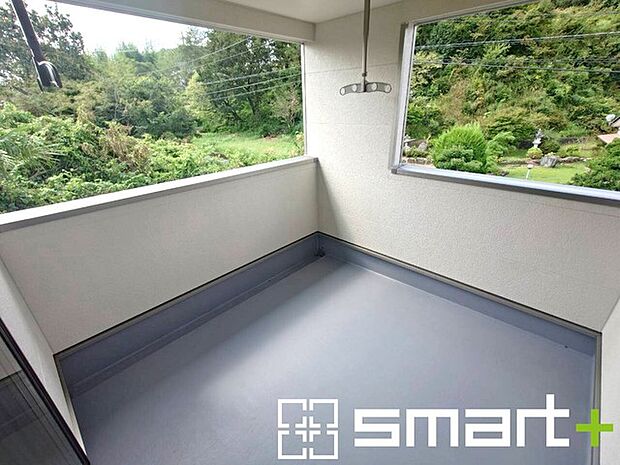 ~屋根付きのバルコニー~ ・バルコニーは屋根付きなので急な雨でも安心です。 ・奥行きもあるので洗濯物が干しやすいのも嬉しいポイントですね。