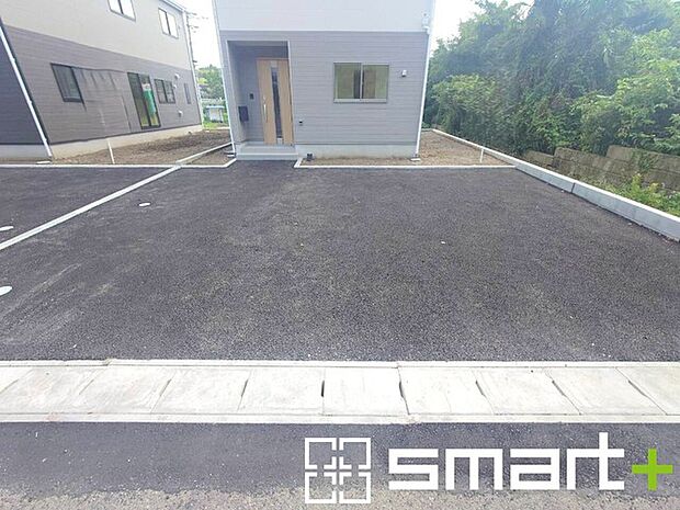 ~駐車場ももちろんございます~ ・駐車場もありますので、お車をご利用される方にもお勧めのお住まいです。 ・カーポートなどのオプションもお気軽にご相談くださいませ。