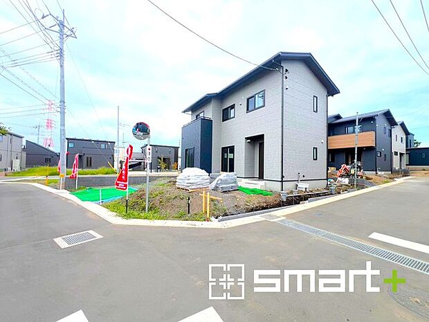 ～開放感ある角地のお住まい～ ・2方向が空く事で開放感のある角地に位置しております。 ・窮屈な感じが無く、ゆったりと暮らせるこの魅力をぜひ現地でご体感くださいませ。 