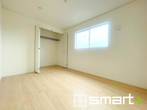 ～2面採光の明るいお部屋～ ・洋室は2面採光とする事で穏やかな陽の入る明るい空間となっております。 ・くつろぎのプライベート時間を明るい空間で穏やかにお過ごしいただけます。 