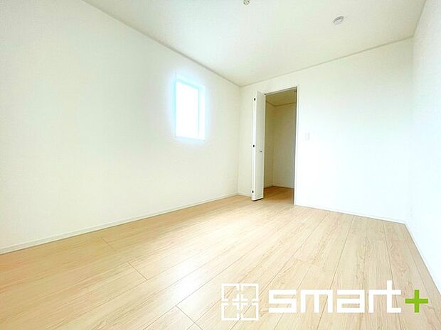 ～収納豊富な洋室～ ・各居室に備え付けの収納をご用意。タンスなどを置く場合と比べ出っ張らないので部屋の中を有効のご活用いただけます。 ・収納の広さなどぜひ現地でご確認くださいませ。 