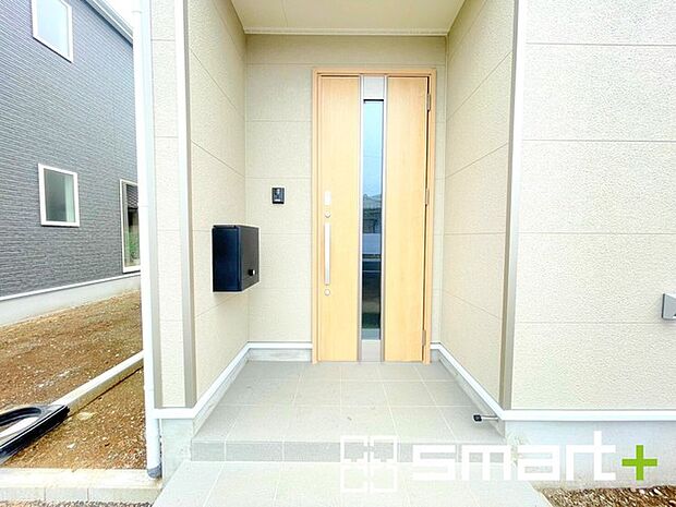~お住まいの顔「玄関」~ ・玄関ドアの上にはもちろん軒がございますので、雨の日でも濡れずに鍵の開閉が可能です。 ・鍵は防犯性に優れたディンプルキーを採用。