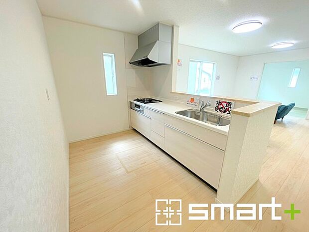 ~使い勝手の良いシステムキッチン~ ・料理がしやすい設計のキッチンでお料理もはかどりますね。 ・もちろんキッチン下部は収納になっておりますので、フライパンなども収納可能です。