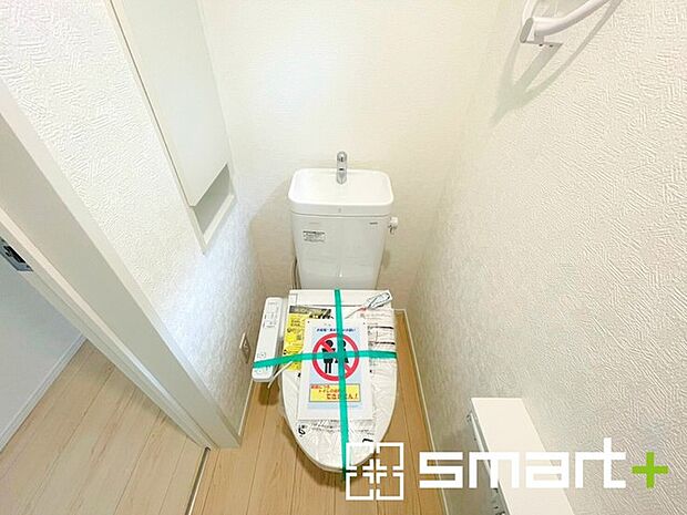 ~窓付きの明るいトイレ~ ・使用後や掃除の際に窓を開ければ、外からの新鮮な空気を取り込み素早く換気ができます。 ・埋め込み収納付きでストックや掃除用具もスッキリ片付きますね。