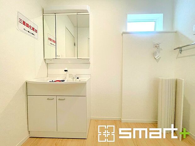 ~シャワー付き洗面台を採用~ ・洗面台の蛇口がホースで伸びシャワーとしてご利用可能。 ・朝の寝ぐせ直しなどにシャワーを使いたい時、洗面台の掃除をする際にも便利にお使いいただけます。