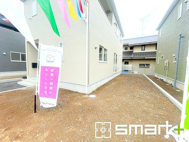 ~お庭もある余裕の敷地~ ・広々した敷地にはお庭もご用意。お庭があるだけで余裕を感じますね。 ・防草シートや人工芝の敷設などのオプションもお気軽にご相談くださいませ。