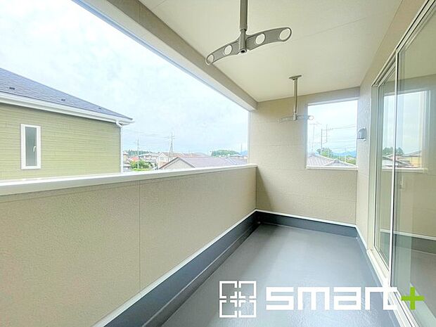 ~屋根付きのバルコニー~ ・バルコニーは屋根付きなので急な雨でも安心です。 ・奥行きもあるので洗濯物が干しやすいのも嬉しいポイントですね。