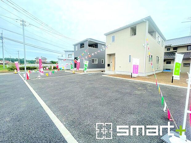 ~ゆとりあるカースペース~ ・セカンドカーや来客時にも困らないカースペース2台分は並列駐車可能でお車の出し入れもラクラク。 ・カーポートなどのオプションもお気軽にご相談くださいませ。