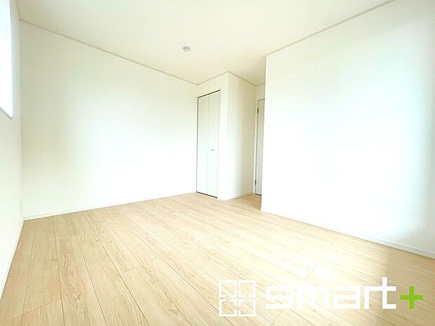 ~2面採光の明るいお部屋~ ・洋室は2面採光とする事で穏やかな陽の入る明るい空間となっております。 ・くつろぎのプライベート時間を明るい空間で穏やかにお過ごしいただけます。