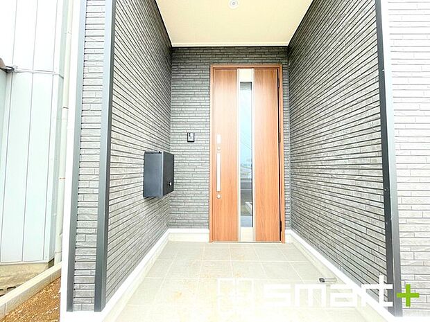~デザイン性に優れた玄関~ ・モダンなデザインの玄関ドアを採用する事でお住まいの「顔」の印象が大きく変わります。 ・毎日帰宅した際に嬉しくなる仕様です。
