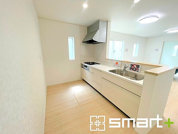 ~使い勝手の良いシステムキッチン~ ・料理がしやすい設計のキッチンでお料理もはかどりますね。 ・もちろんキッチン下部は収納になっておりますので、フライパンなども収納可能です。