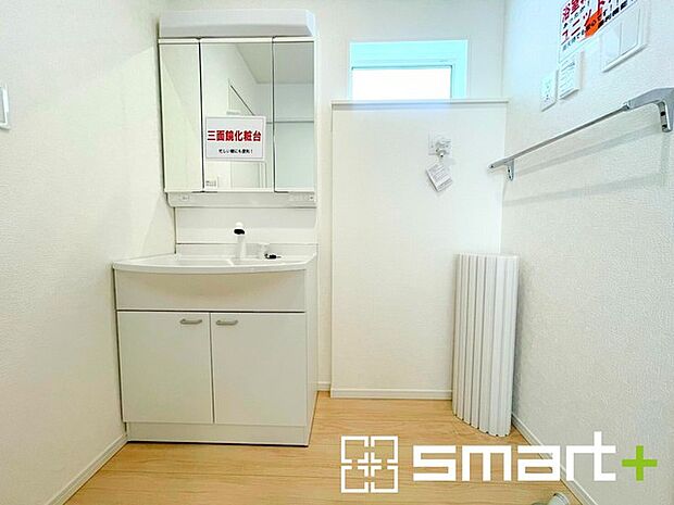 ~シャワー付き洗面台を採用~ ・洗面台の蛇口がホースで伸びシャワーとしてご利用可能。 ・朝の寝ぐせ直しなどにシャワーを使いたい時、洗面台の掃除をする際にも便利にお使いいただけます。