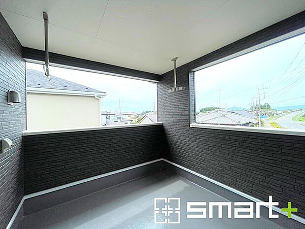 ~屋根付きのバルコニー~ ・バルコニーは屋根付きなので急な雨でも安心です。 ・奥行きもあるので洗濯物が干しやすいのも嬉しいポイントですね。