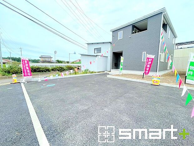 ~ゆとりあるカースペース~ ・セカンドカーや来客時にも困らないカースペース2台分は並列駐車可能でお車の出し入れもラクラク。 ・カーポートなどのオプションもお気軽にご相談くださいませ。