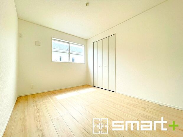 ~2面採光の明るいお部屋~ ・洋室は2面採光とする事で穏やかな陽の入る明るい空間となっております。 ・くつろぎのプライベート時間を明るい空間で穏やかにお過ごしいただけます。