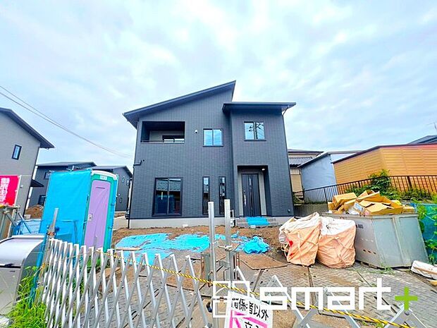 ~ベタ基礎でしっかりとした土台~ ・コンクリートの中に鉄筋を配し強度を高めた「ベタ基礎」を採用。 ・しっかりとした土台を造ったうえで、その上に建物が築造されていきます。
