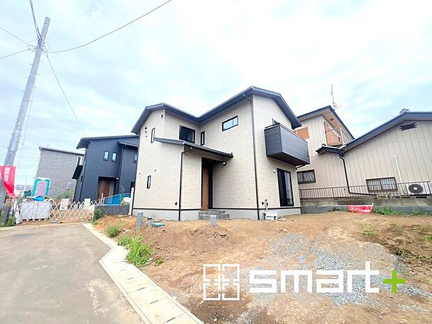~閑静な住宅街の立地~ ・周辺は閑静な住宅街となっておりますので、静かな暮らしをご実現いただけます。 ・前面道路の交通量も多くないので、小さなお子様がいるご家庭でもご安心ですね。