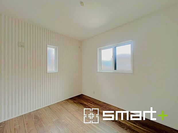~2面採光の明るいお部屋~ ・洋室は2面採光とする事で穏やかな陽の入る明るい空間となっております。 ・くつろぎのプライベート時間を明るい空間で穏やかにお過ごしいただけます。