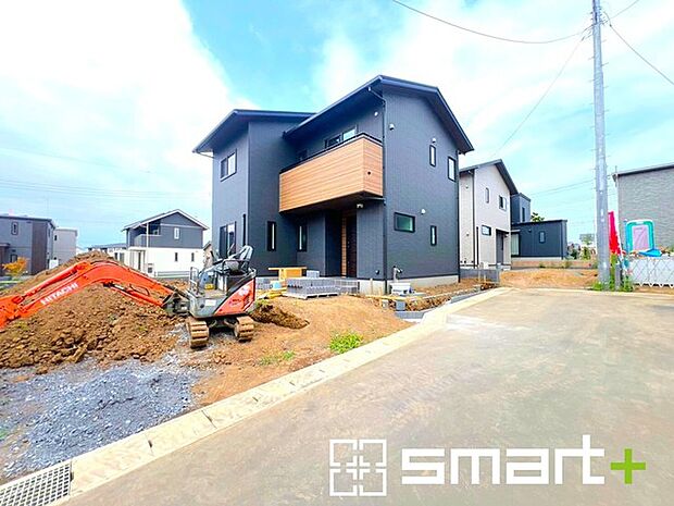 ~閑静な住宅街の立地~ ・周辺は閑静な住宅街となっておりますので、静かな暮らしをご実現いただけます。 ・前面道路の交通量も多くないので、小さなお子様がいるご家庭でもご安心ですね。