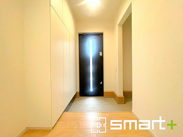 ~十分な容量のシューズボックス~ ・備え付けのシューズボックスは充分な容量を確保。 ・より大型のものへのご変更などご希望の方もお気軽にご相談くださいませ。