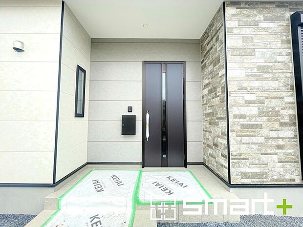 ~お住まいの顔「玄関」~ ・玄関ドアの上にはもちろん軒がございますので、雨の日でも濡れずに鍵の開閉が可能です。 ・鍵は防犯性に優れたディンプルキーを採用。