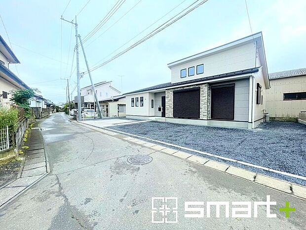~閑静な住宅街の立地~ ・周辺は閑静な住宅街となっておりますので、静かな暮らしをご実現いただけます。 ・前面道路の交通量も多くないので、小さなお子様がいるご家庭でもご安心ですね。