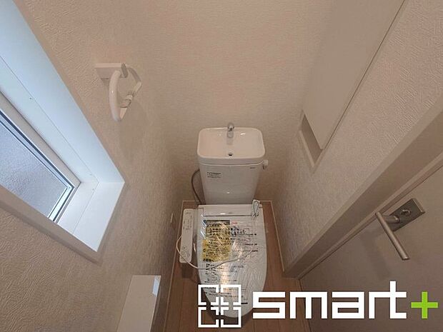 ～やはり便利なタンク式トイレ～ ・最近はタンクレストイレもございますが、タンク式の場合は停電時もお水を流すことが可能。 ・故障時なども比較的費用が安くなるなど、メリットが多くなります。 