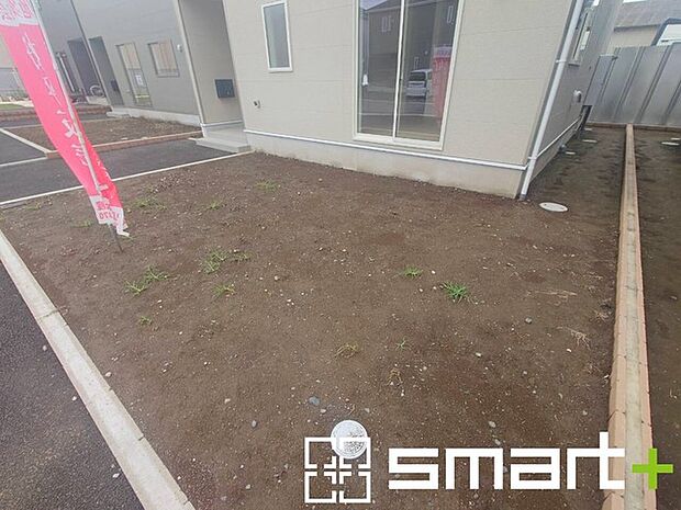 ～お庭もある余裕の敷地～ ・広々した敷地にはお庭もご用意。お庭があるだけで余裕を感じますね。 ・防草シートや人工芝の敷設などのオプションもお気軽にご相談くださいませ。 
